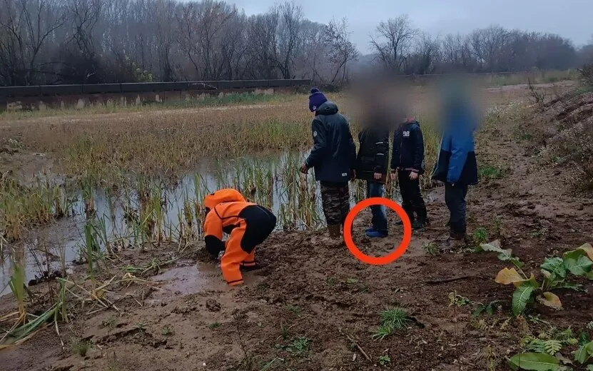 Спасатели в Глазове помогли увязшим в болоте у реки Чепца детям