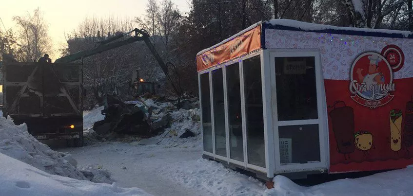 В Ижевске расчищают территорию после сноса остановки «Радиозавод»