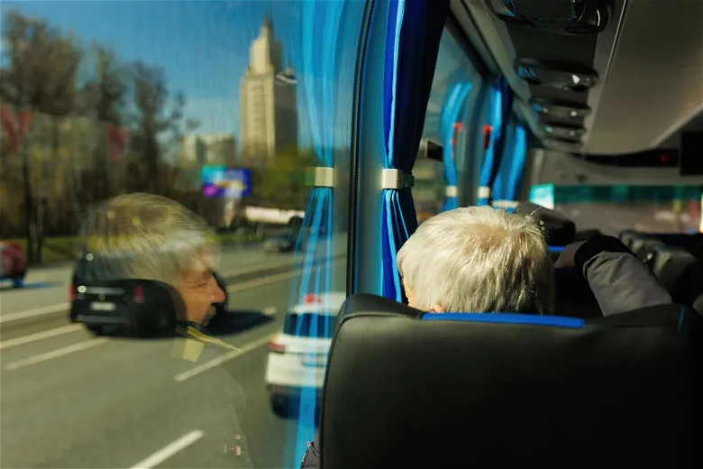 Путешествие начинается уже в автобусе: удобное кресло, зарядка под рукой, стаканчик с кофе. А за окном уже меняются картинки. Фото: предоставлено клубом путешествий «Туристика»