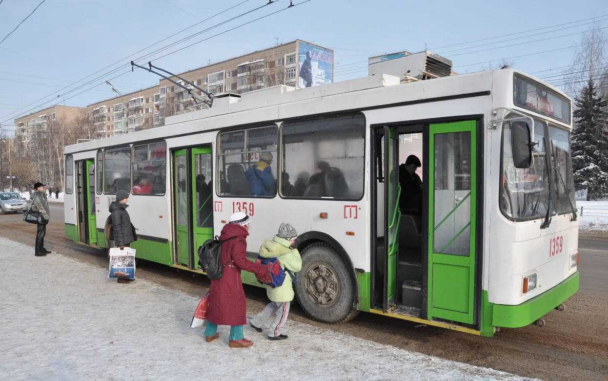 ИжГЭТ выплатит 600 тыс. руб. упавшему в троллейбусе пассажиру