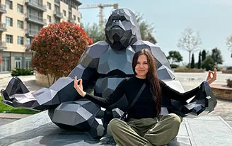Золотой трехметровый медведь и кролик: бывшая сотрудница полиции из Ижевска делает полигональные скульптуры