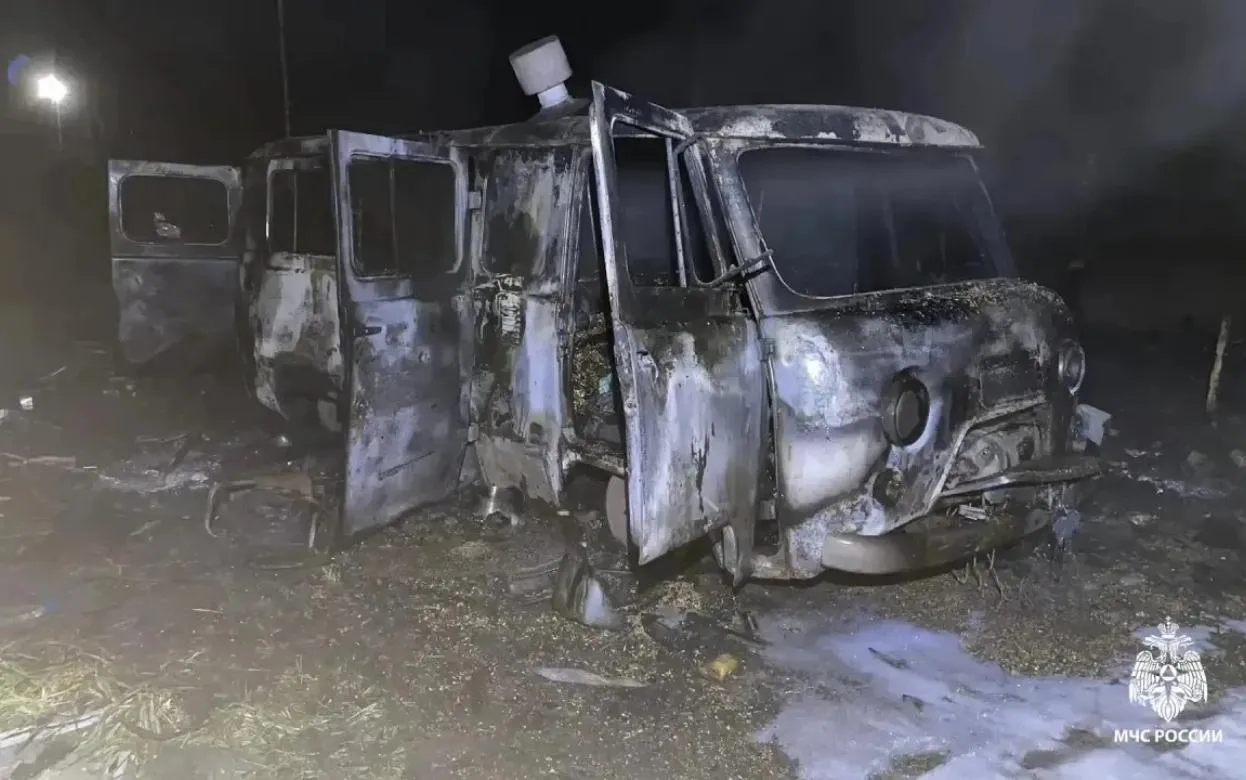 Мужчина чуть не погиб при пожаре в переделанном для жилья УАЗе под Ижевском