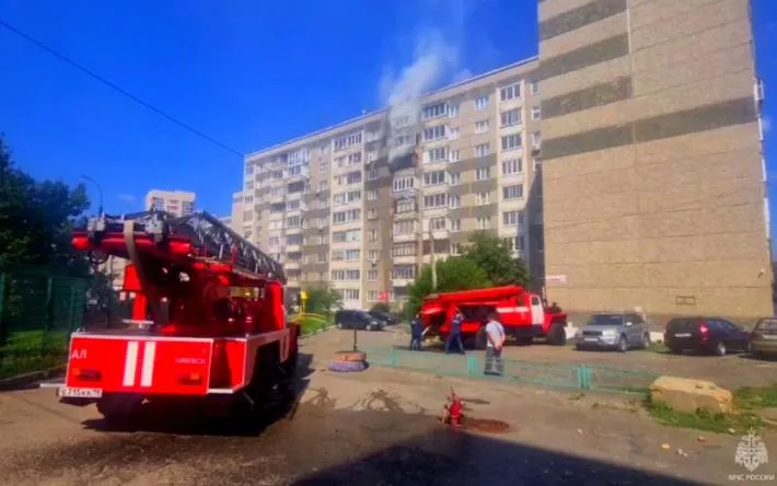 Видеофакт: многоэтажка загорелась на улице Карла Маркса в Ижевске