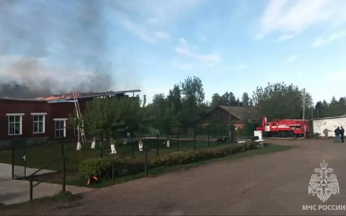 Крыша техникума сгорела в Удмуртии из-за газовой горелки