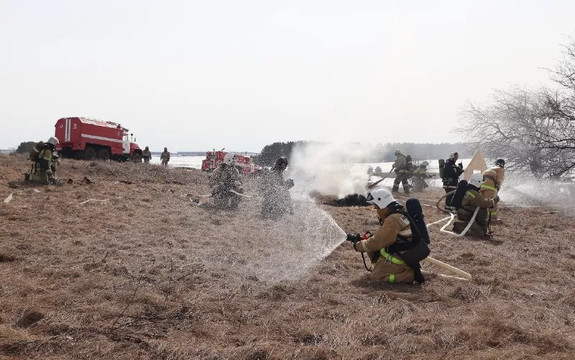 Для тушения пожара создали барьер