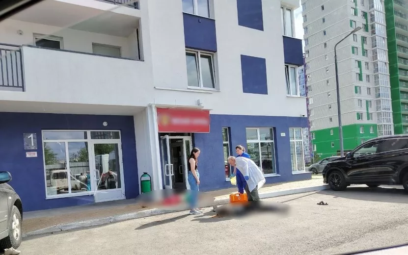 Очевидцы сообщили о падении двух человек из многоэтажки в Ижевске