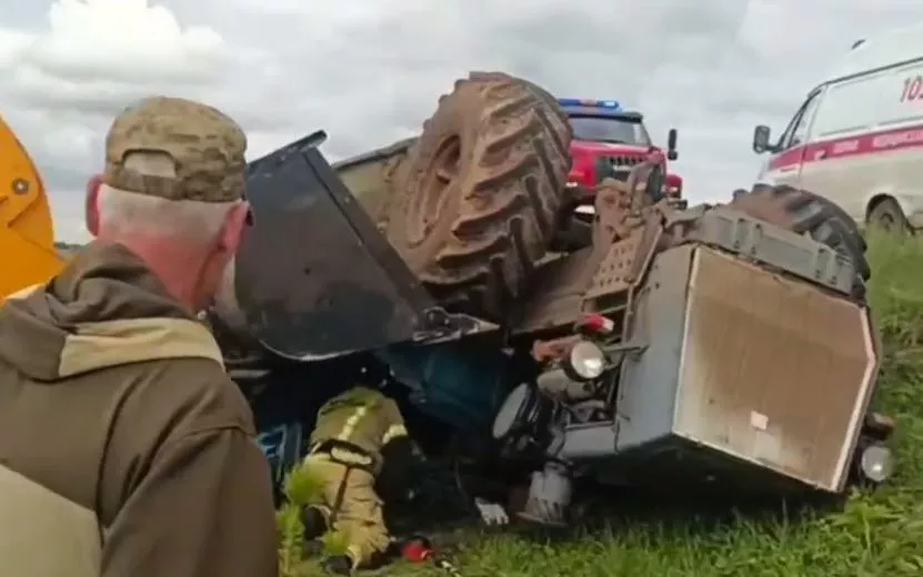 Трактор перевернулся на сельской дороге в Удмуртии. Видео: пресс-служба ГУ МЧС по Удмуртии