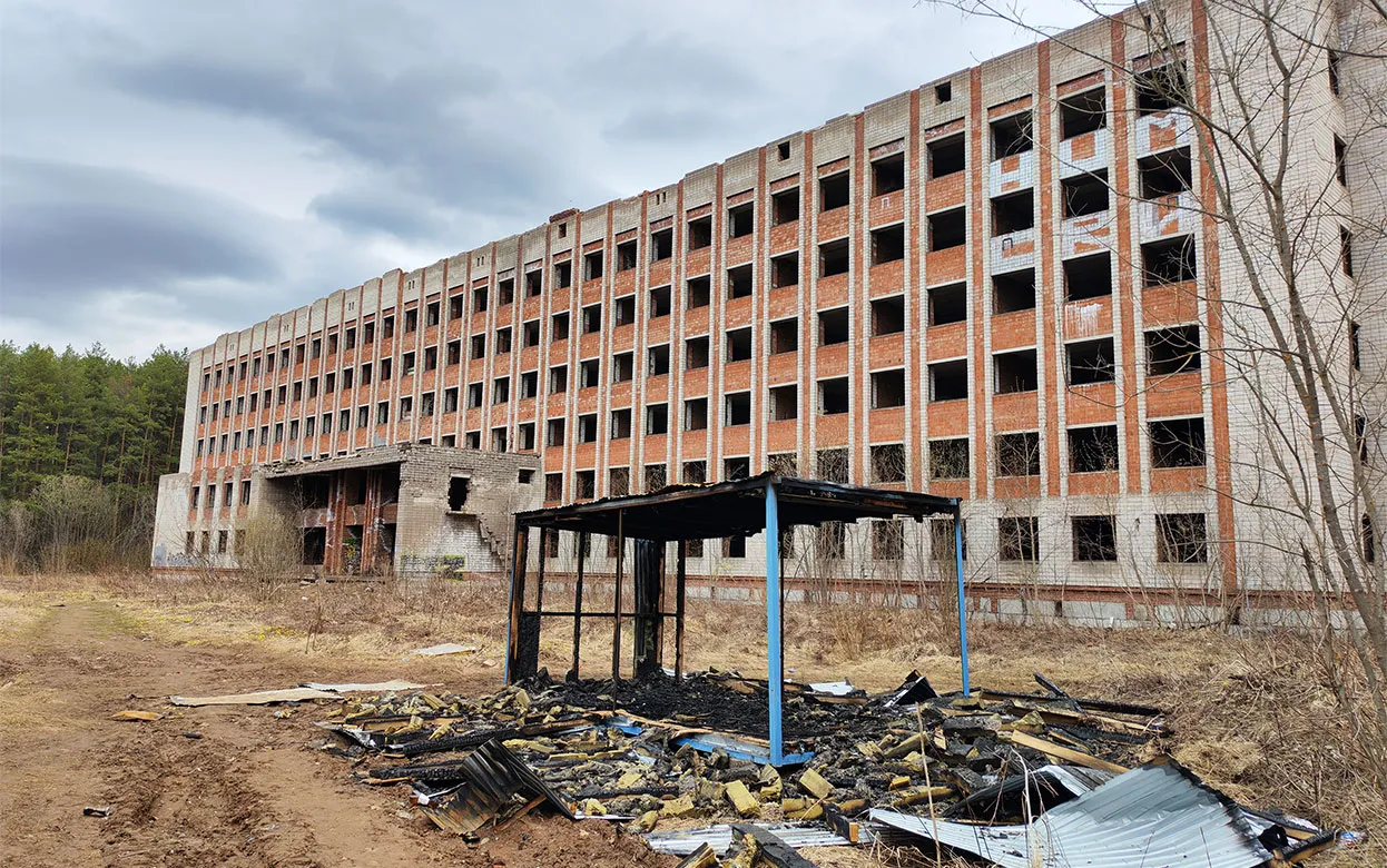 30 лет запустения и трещины в стенах: почему недострой, отданный под первый в Удмуртии хоспис, проще снести, чем «доводить до ума»