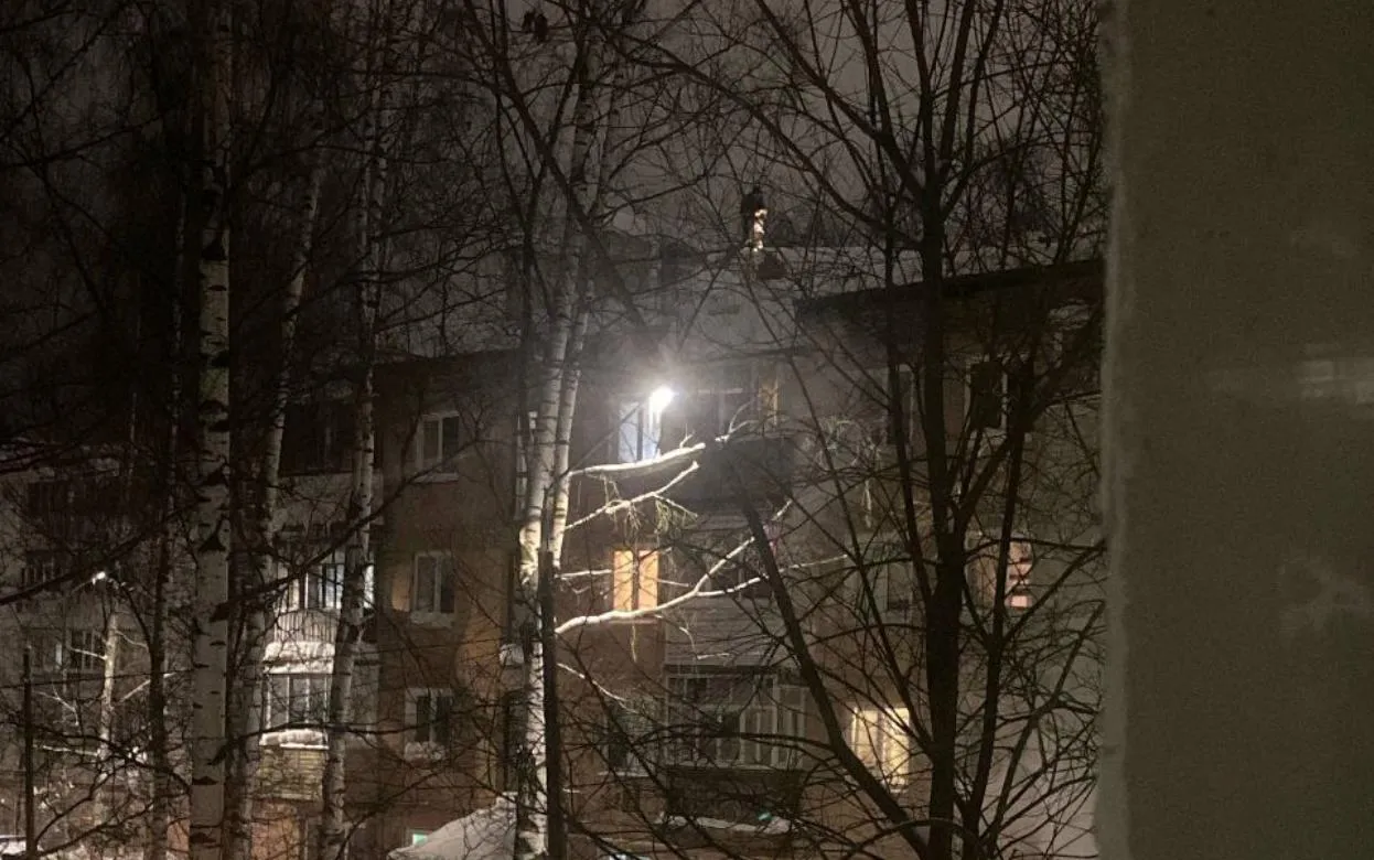 Крыша многоэтажки обрушилась в Ижевске из-за скопившегося снега