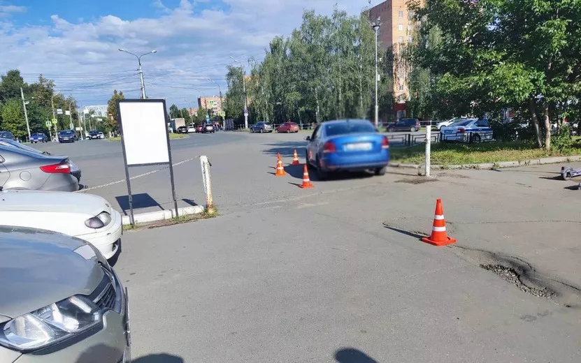 Две школьницы врезались на электросамокате в «Фольксваген» у парка Кирова в Ижевске