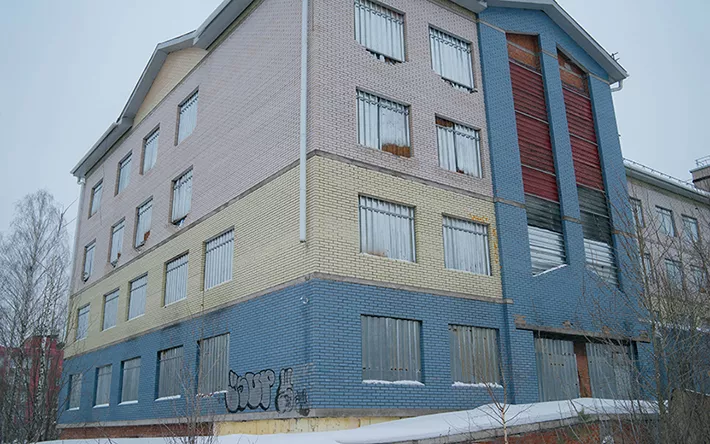 «Нельзя было даже сидеть»: жительница Ижевска рассказала, как спасали ее сына, провалившегося в лифтовую шахту недостроенного здания