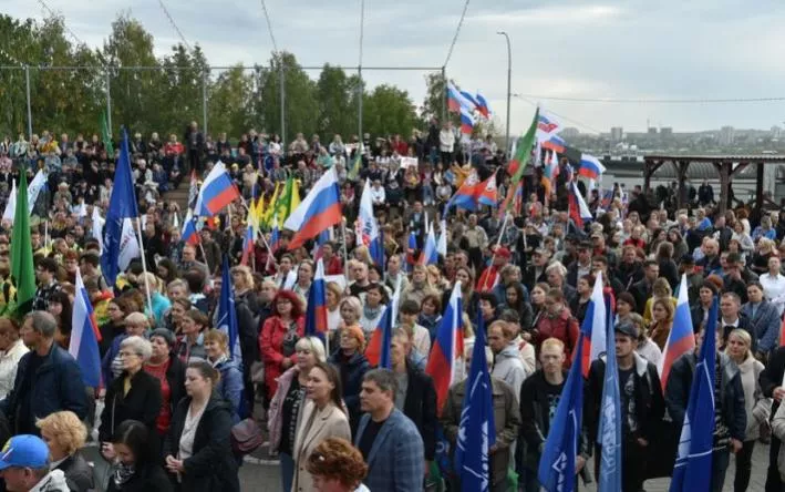 На митинг в поддержку референдума вышли тысячи жителей Ижевска