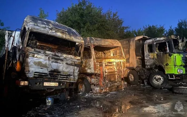 Три грузовика загорелись на промзоне под Ижевском