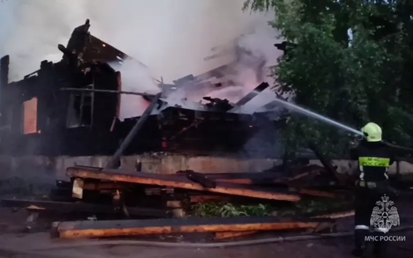 Двухэтажный дом сгорел в городке Машиностроителей в Ижевске