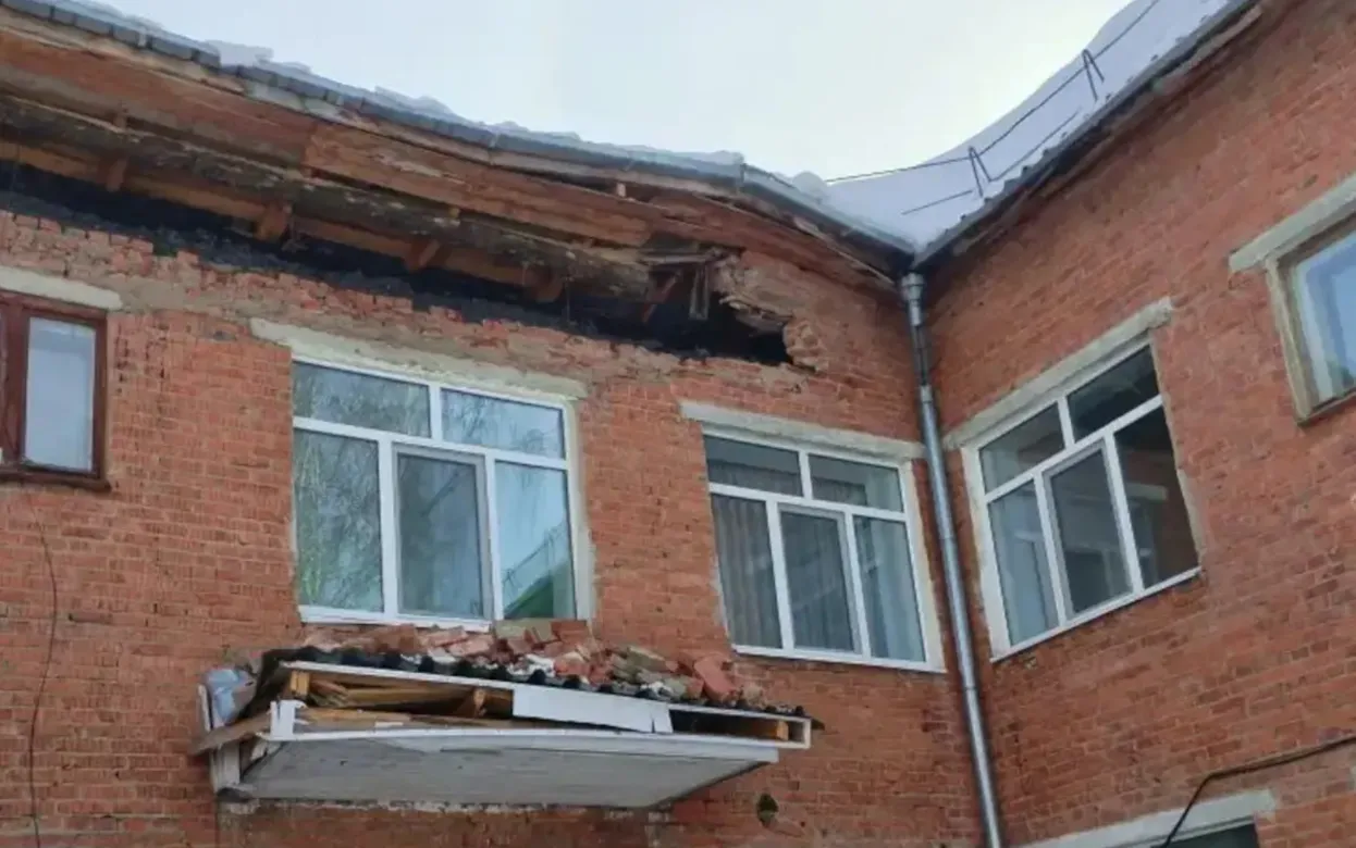 Крыши дома и детского сада обрушились в Удмуртии под тяжестью снега