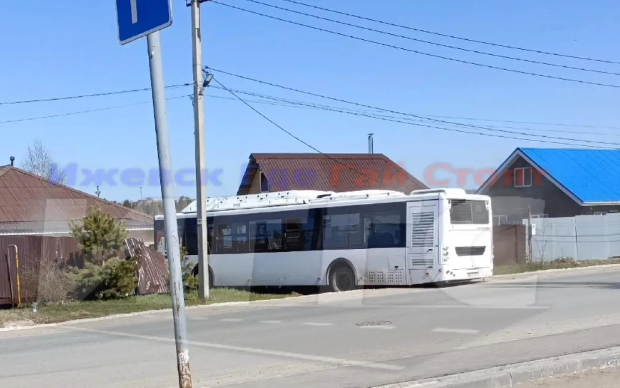 Автобус врезался в забор дома под Ижевском