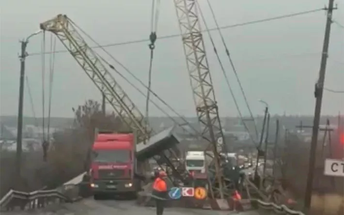 Строительный кран упал на мосту в Удмуртии