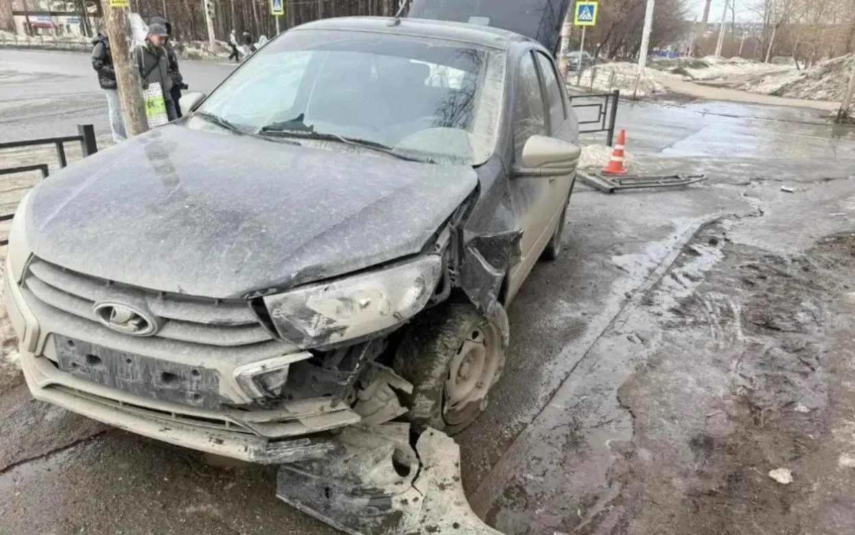 Уходящий от ДТП водитель «Гранты» сбил двух пешеходов в Ижевске