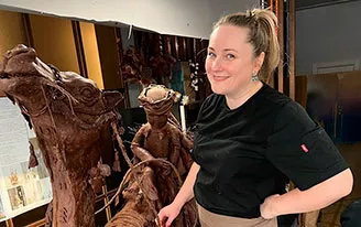 175 кг шоколада и 8 тортов: кондитер из Ижевска создала сладкую скульптуру верблюда с погонщиком 