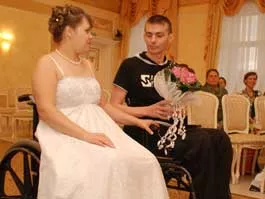 Забавный момент бракосочетания. Одна из распорядительниц церемонии заученно спросила: «Молодые, вы готовы сделать первый шаг в супружескую жизнь?». И тут же залилась краской - шагать Сергею и Марии невозможно. Но наши герои только улыбнулись в ответ - они