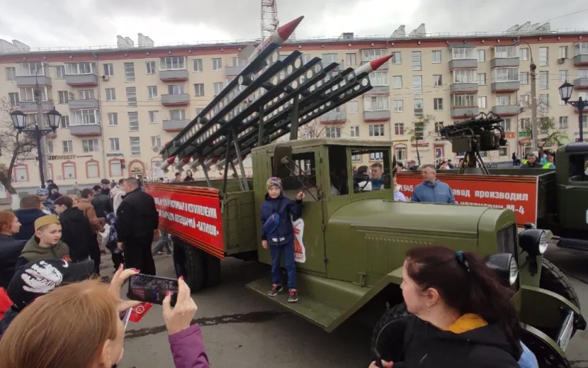 На парковке у Дома правительства все желающие могли поближе увидеть образцы военной техники