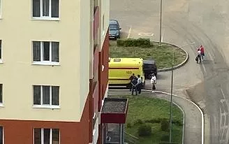 Свидетельница рассказала, как на улице Петрова в Ижевске выпали из окна женщина и ребенок