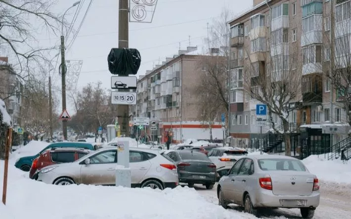 Фотофакт: знаки платной парковки появились на улице Красногеройской в Ижевске 