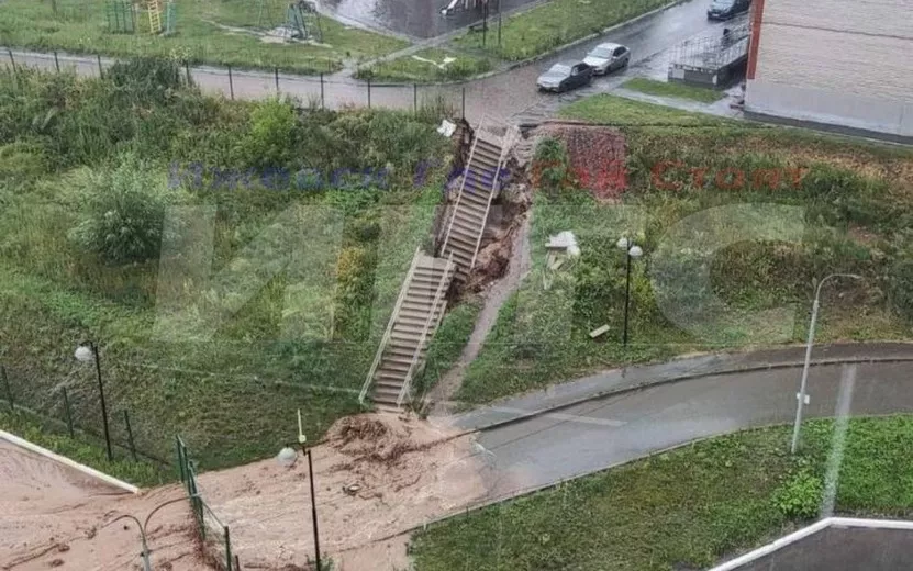 Фотофакт: лестничный спуск рухнул в микрорайоне «Полесье» под Ижевском