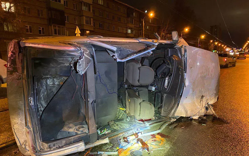 Один человек погиб и двое пострадали при наезде автомобиля на столб в Ижевске