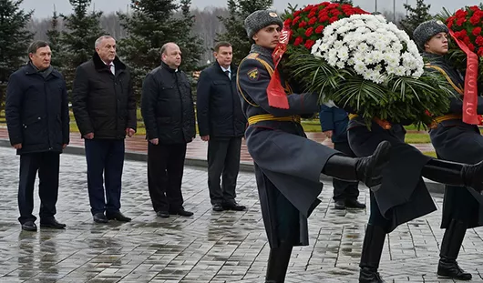 Глава Удмуртии возложил цветы к могиле Михаила Калашникова в Москве
