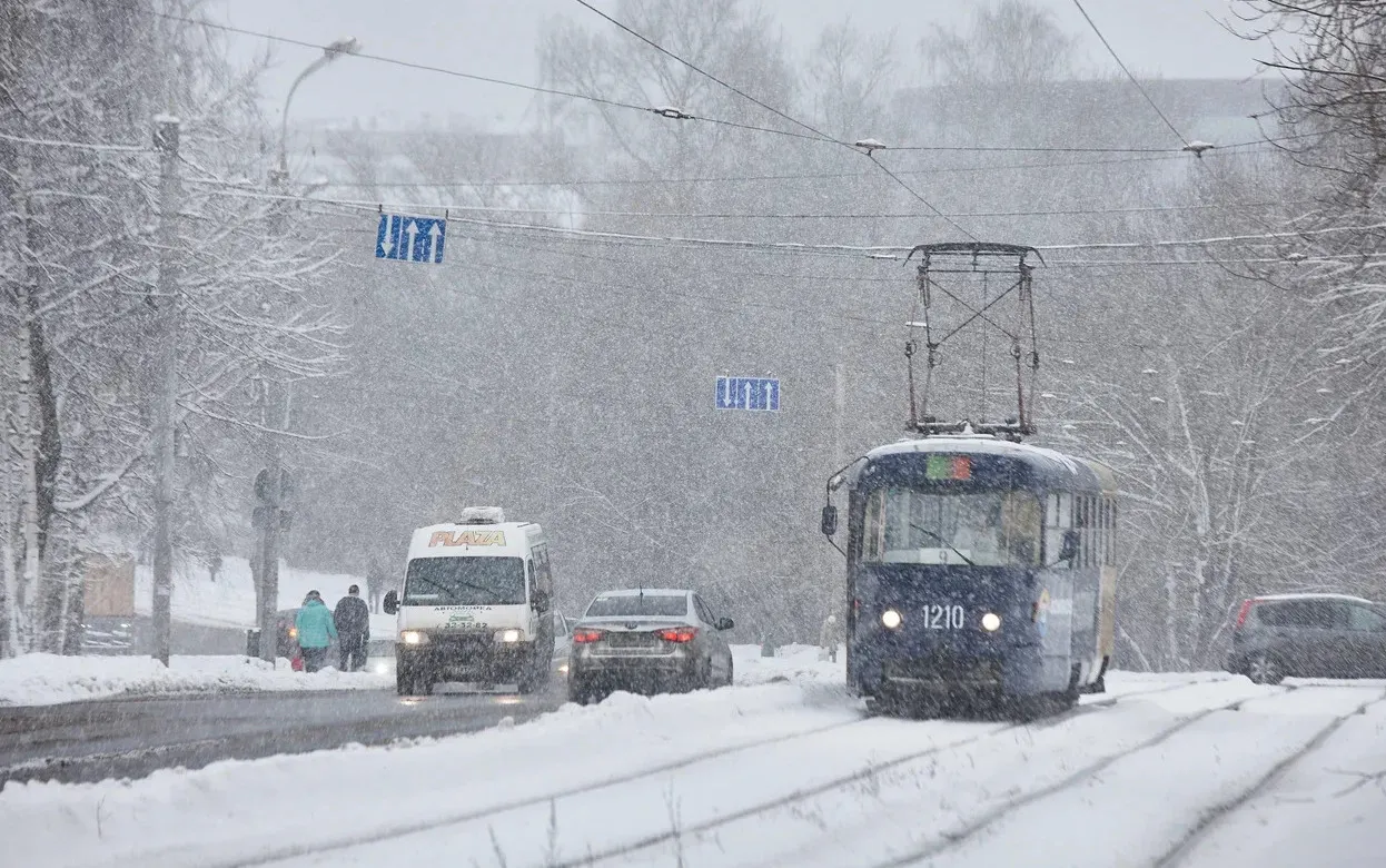 Более 10 случаев «зацепинга» зафиксировали на трамваях в Ижевске