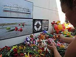 РИА Новости. К месту трагедии несут цветы