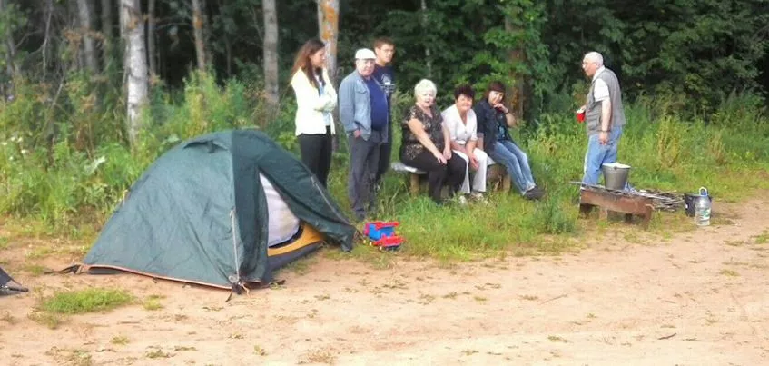 Дольщики ЖК «Родниковый край» в Хохряках разбили палаточный лагерь возле недостроенных домов