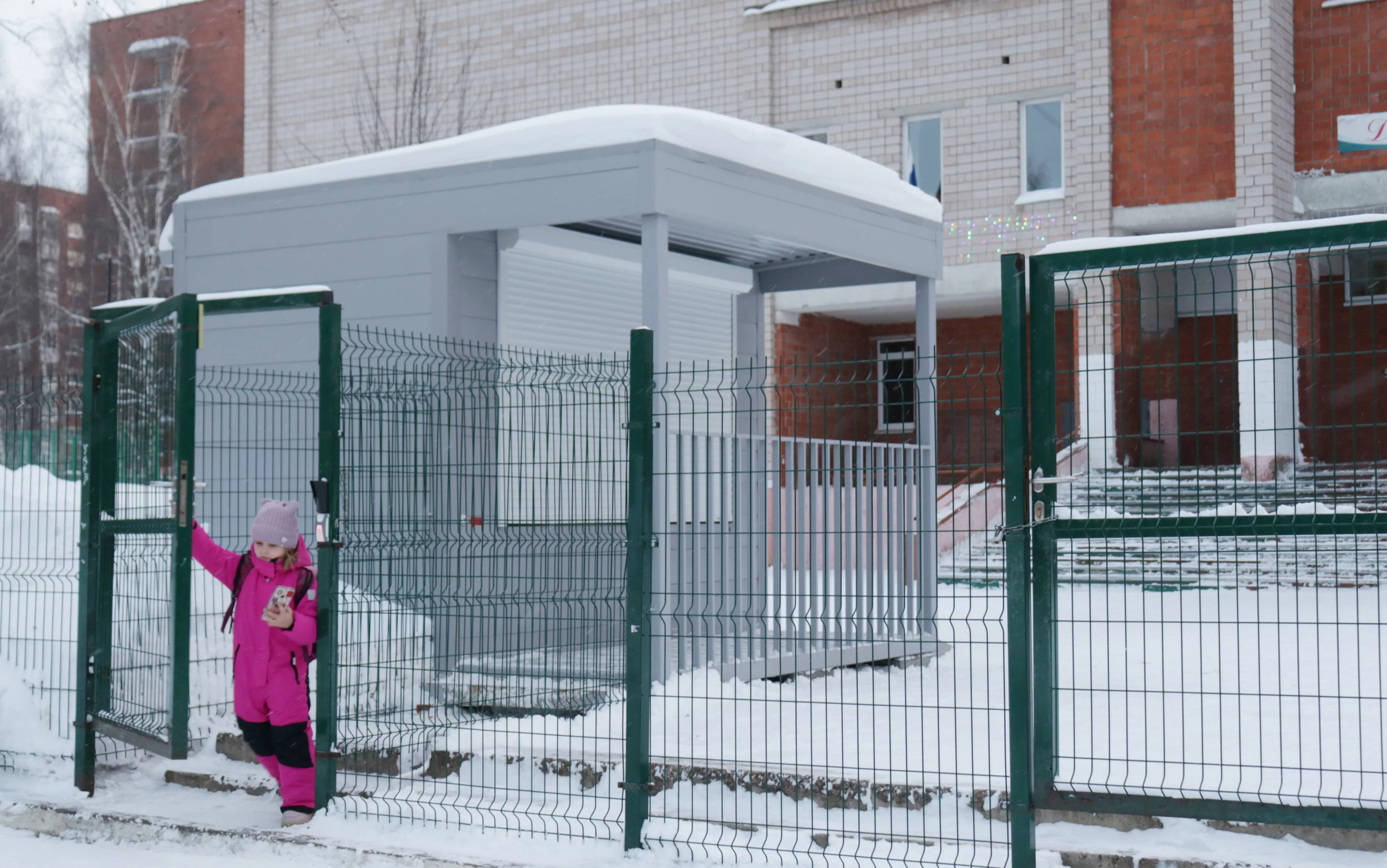 Ушел на перекур, оставив дверь открытой: как работают новые посты охраны у школ 1 категории опасности в Ижевске