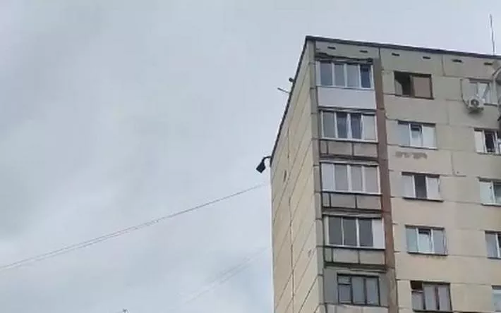Видеофакт: жителей Ижевска напугал сброс строительного мусора с крыши дома по ул. Кирова