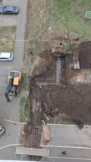 Рабочие меняют трубопровод