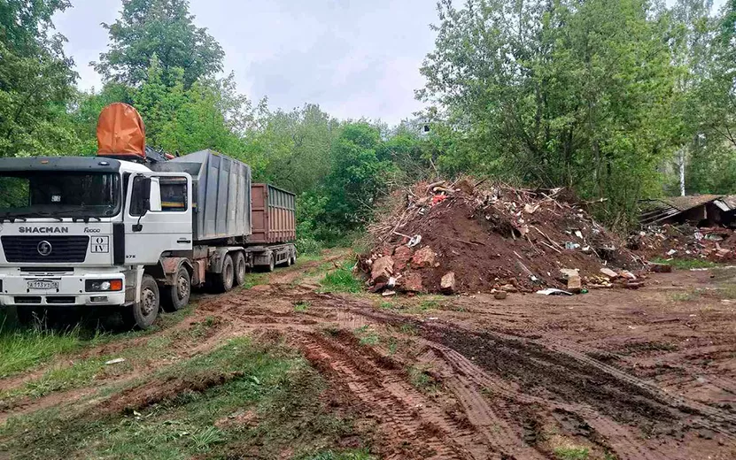 170 тонн мусора вывезут от разрушенных гаражей в Воткинске