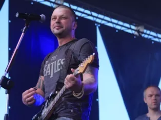 Фестиваль «Свежий воздух Fest»: лидер «Пилота» нарядился в женскую майку