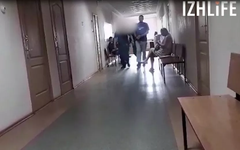 Обвиняемого в насилии над выпавшей из окна девочкой ведут в зал суда в Ижевске. Видео: Анастасия Захарова