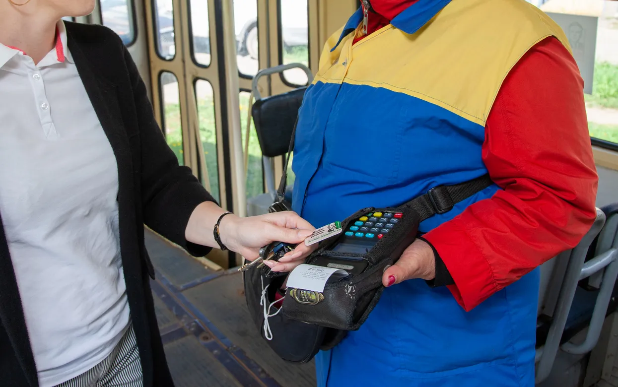 Пассажиры транспорта Ижевска и Сарапула столкнутся с отложенными списаниями