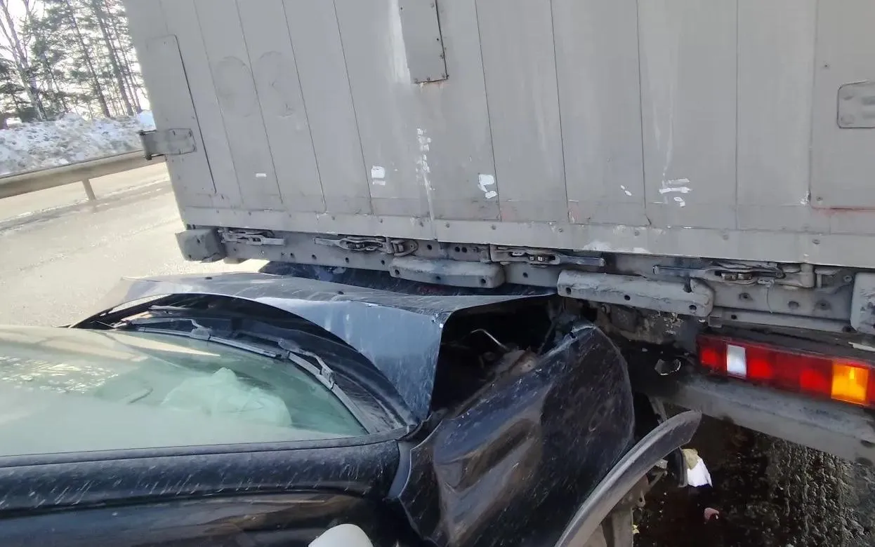 Нетрезвый водитель кроссовера врезался в грузовик в Ижевске