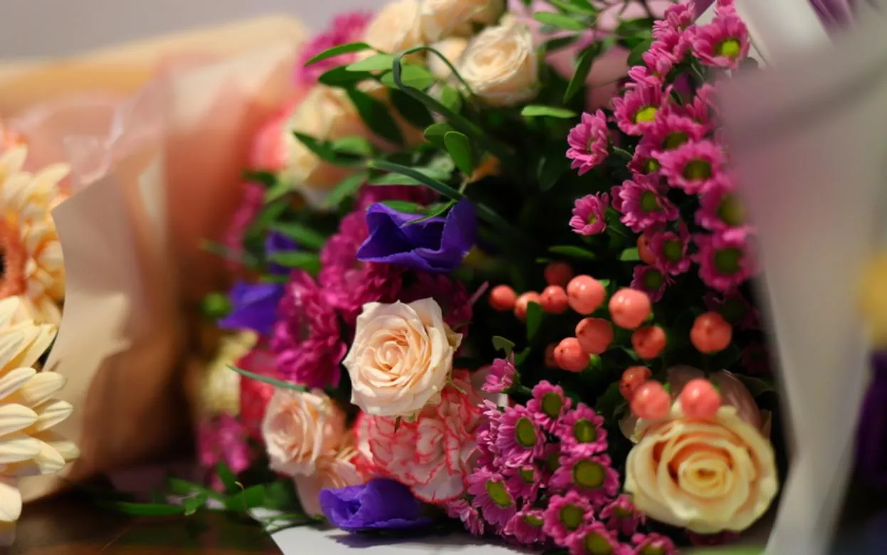 Ижевчанки хотят на 8 Марта путевки, деньги и билет в театр