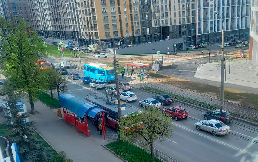 На перекрестке Горького – Широкий в Ижевске включили светофор. Видео: Илья Крылов