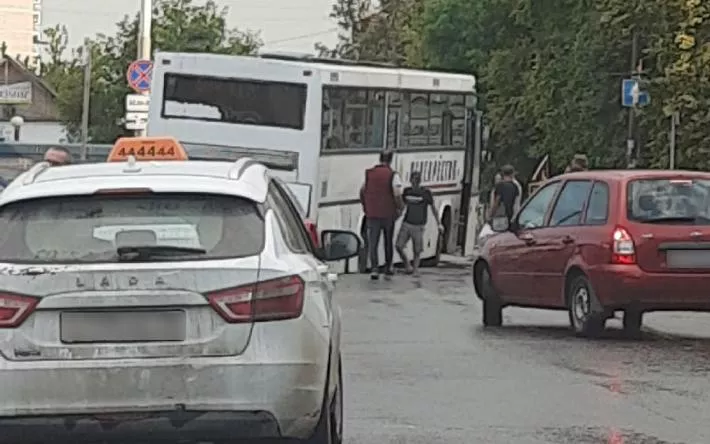 Заднее колесо пассажирского автобуса попало в провал асфальта на улице Красноармейской в Ижевске