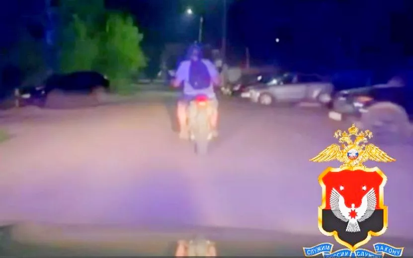 Пьяный мотоциклист вылетел с дороги в Удмуртии, пытаясь скрыться от полицейских