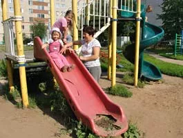 К. Ившин. Еще недавно новенькие и красивые площадки в наших дворах быстро превращаются в опасные зоны