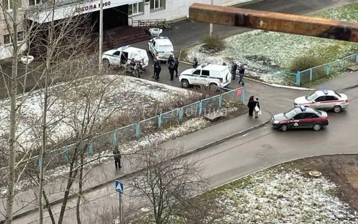 Очевидцы: неадекват в одних трусах проник в школу в Ижевске