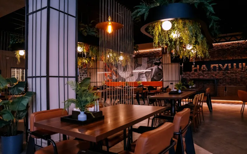 Ламповый свет, живые растения и узнаваемые символы Ижевска в ресторане «Пушка». Фото: Мария Бакланова