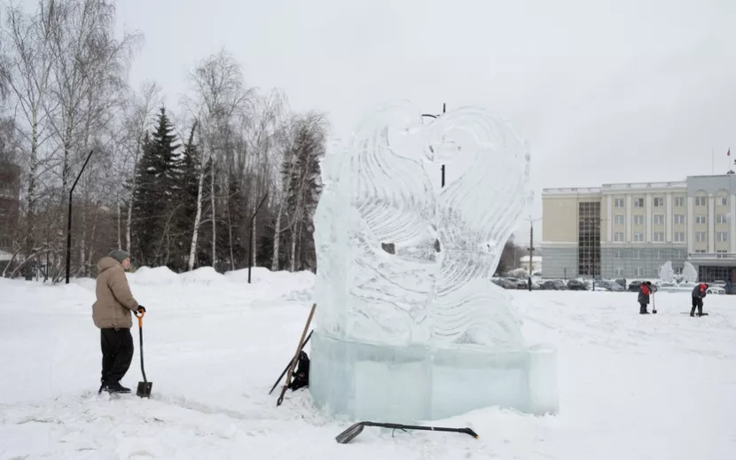 Ледовый городок сносят на Центральной площади Ижевска. Фото: Сергей Грачев