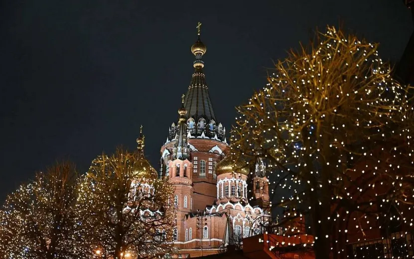 Пасхальная ночь в Михаило-Архангельском кафедральном соборе. Фото: Александр Журавлев